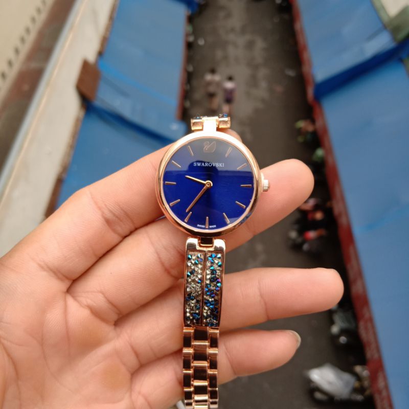 Đồng hồ nữ mặt tròn dây thép đặc.