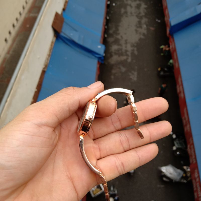 Đồng hồ nữ mặt tròn dây thép đặc.