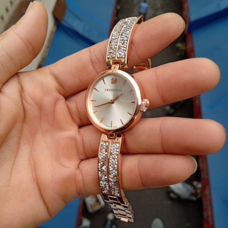 Đồng hồ nữ mặt tròn dây thép đặc.