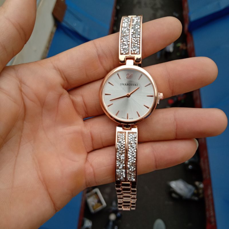 Đồng hồ nữ mặt tròn dây thép đặc.