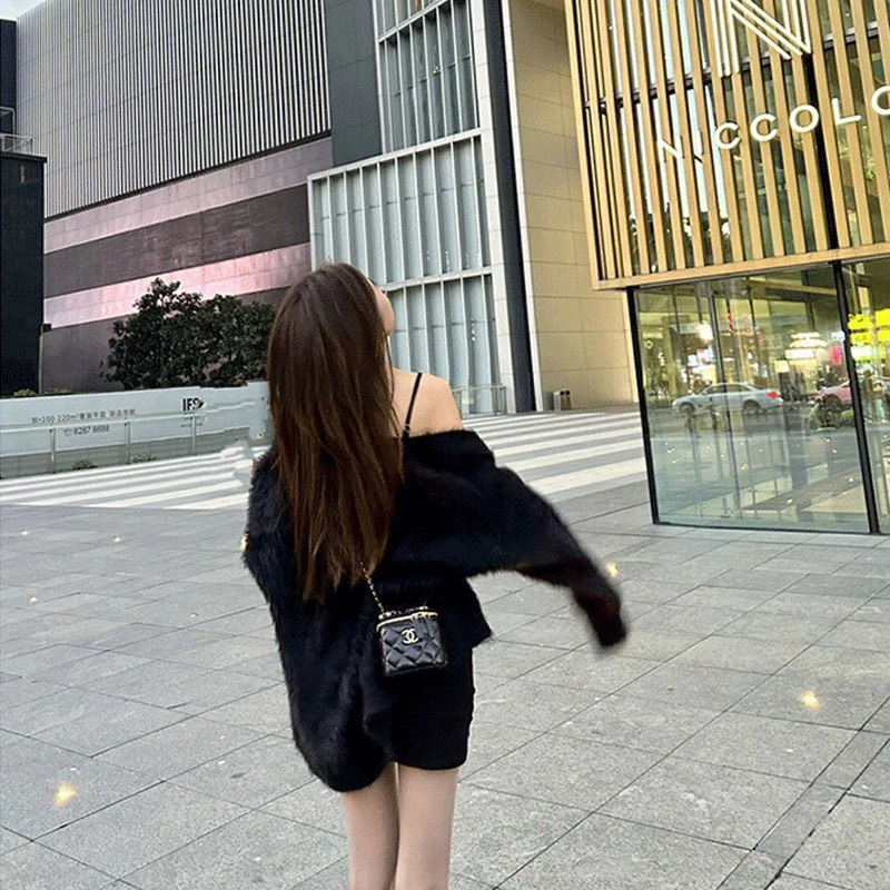 Áo khoác cardigan len lông màu đen kẻ sọc viền trắng ở tay cá tính sang chảnh Hàn Quốc