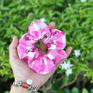 Dây cột tóc scrunchies gấu dâu dễ thương