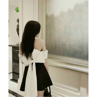 đầm dáng ngắn chất bóng nơ trắng trễ vai dài