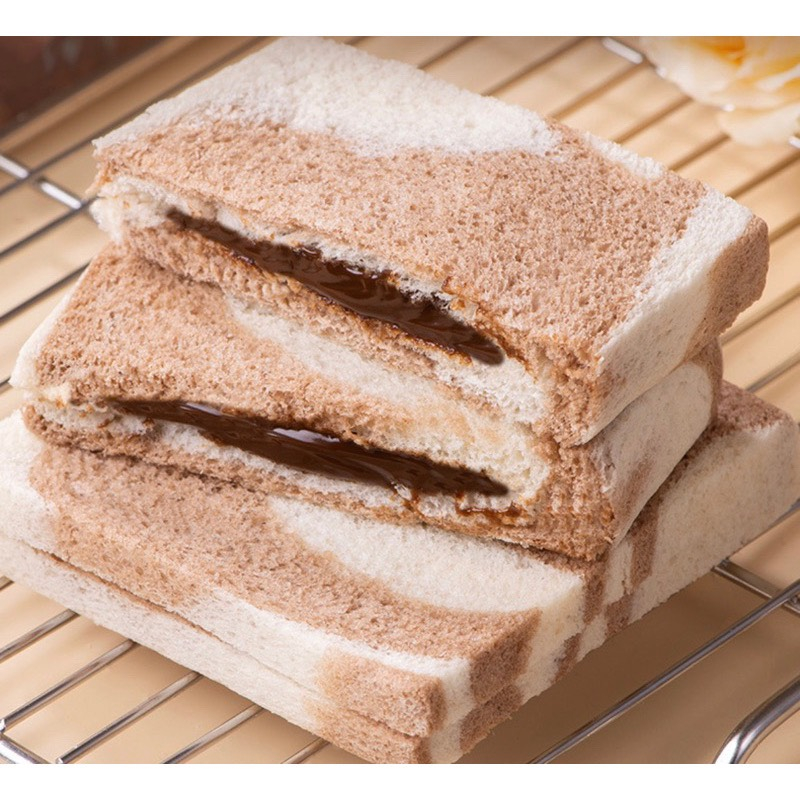 Hộp 8 bánh sandwich kẹp khoai môn/ phô mai/ socola/ kem , chuối hiệu One