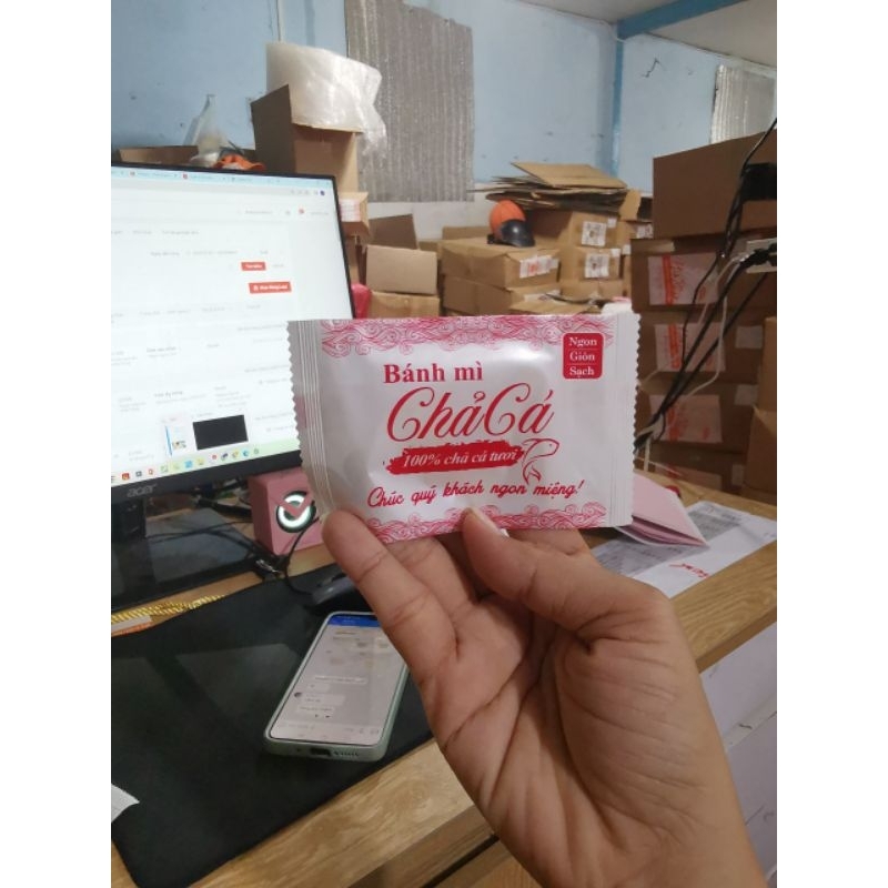 500 túi khăn lạnh bánh mì chả cá