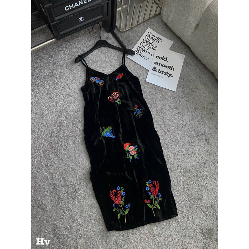 Váy nhung thêu tay tỉ mỉ