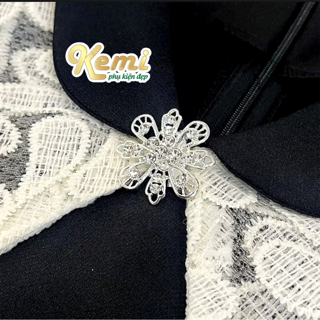 Ghim tag cài áo hình hoa bát cánh đính đá bling bling lấp lánh