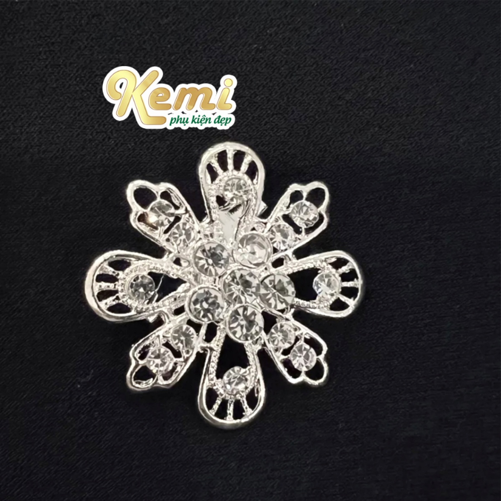 Ghim tag cài áo hình hoa bát cánh đính đá bling bling lấp lánh