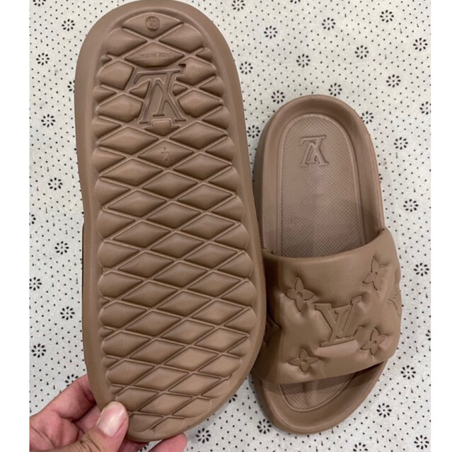 Dép bánh mì quai ngang nam và nữ unisex vân LV dập nổi sang chảnh