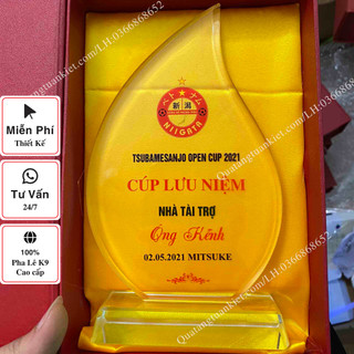 Cúp pha lê hình chiếc lá in logo Kỷ Niệm