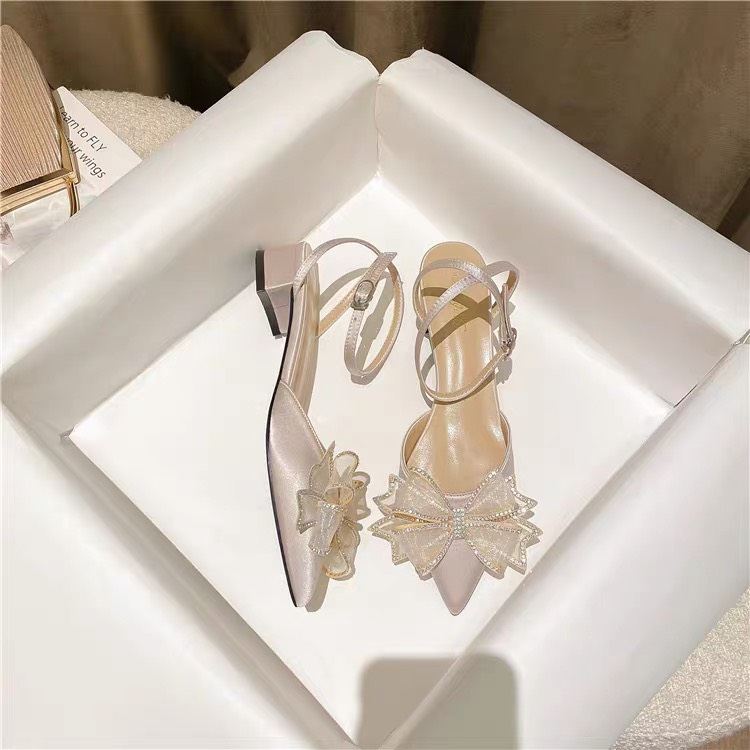 GIÀY ĐẾ BẰNG QUAI HẬU NƠ ĐÍNH ĐÁ  CÁNH TIÊN MÀU TRẮNG CAO 5P mã 031