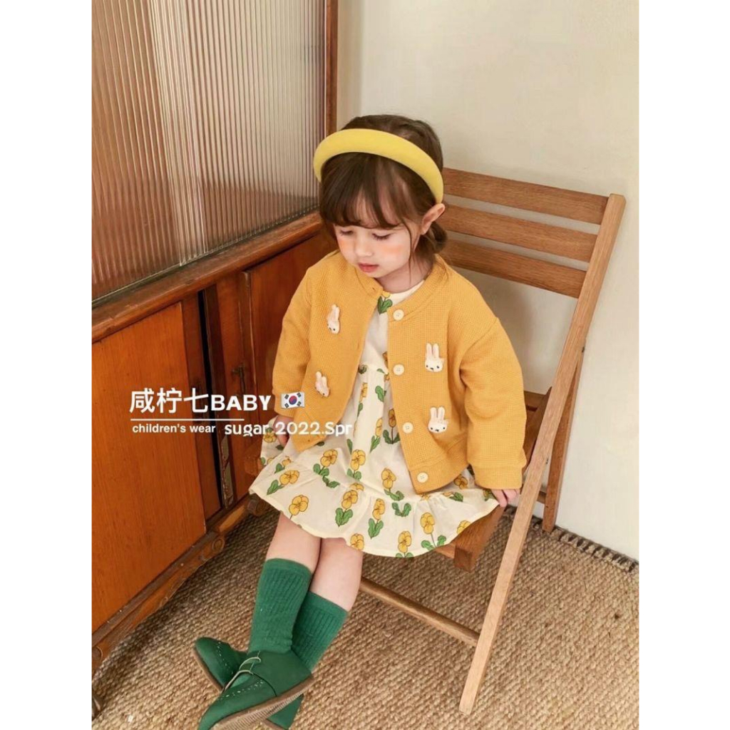 Set váy hai chi tiết cho bé gái, váy hoa nhí kèm áo len tiểu thư đính thỏ con dễ thương cho bé gái