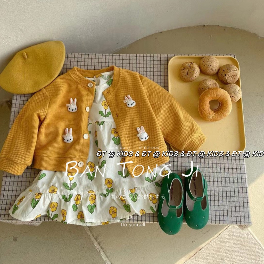 Set váy hai chi tiết cho bé gái, váy hoa nhí kèm áo len tiểu thư đính thỏ con dễ thương cho bé gái
