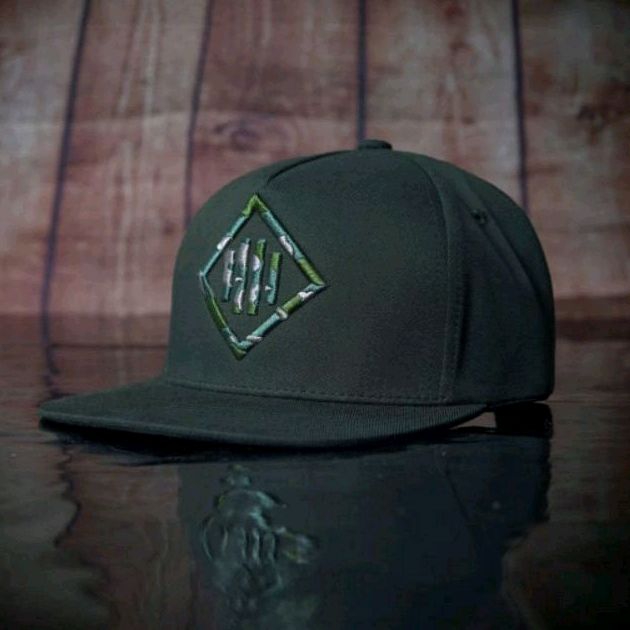 Nón Snapback thời trang Capmaker phom cứng cáp, năng động, quai cài nút bấm.