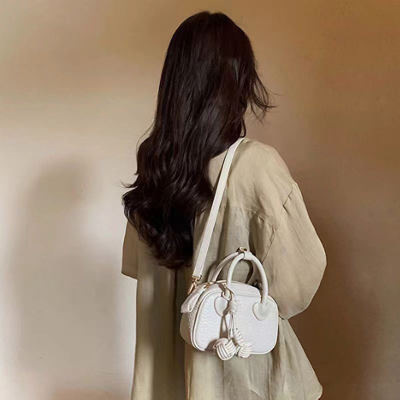 Túi xách cầm tay xinh xắn kèm dây đeo chéo