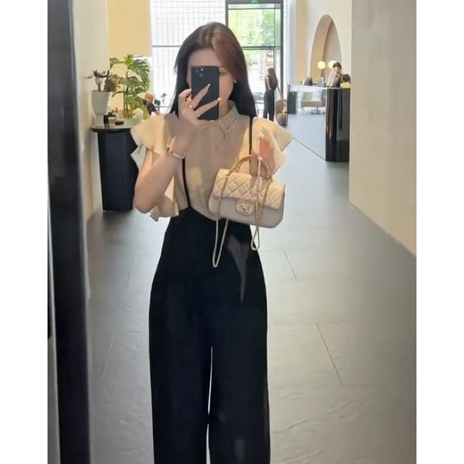 Set áo sơ mi tay vai bèo cổ ren phối quần yếm 2 dây dáng suông màu đen thời trang đi làm dạo phố tiểu thư thanh lịch LEV