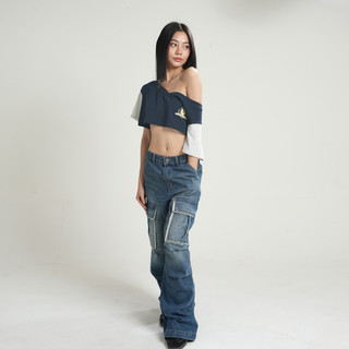 ERRORIST Navy Shoulder Off Crop - Áo cổ tim trễ vai in chữ màu xanh navy