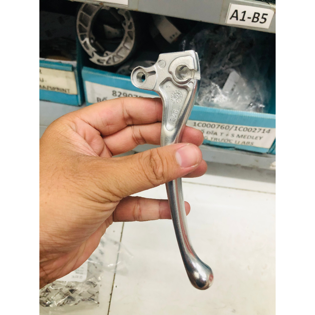 Tay thắng trái Vespa Piaggio