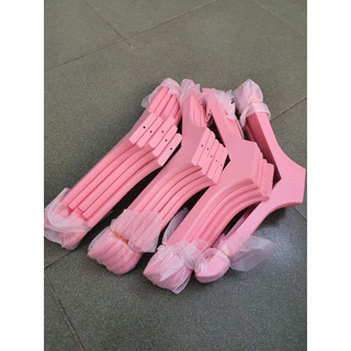 MÓC GỖ HỒNG NỮ cổ bằng CAO CẤP DÙNG TREO VÁY,ÁO LEN,AO THUN  DÙNG CHO CÁC SHOP VÀ GIA ĐÌNH