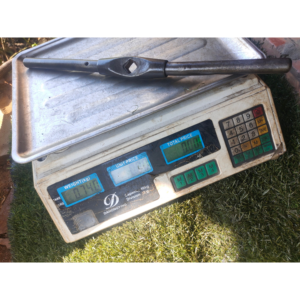 Tay quay taro ren trong hàng Nhật bãi