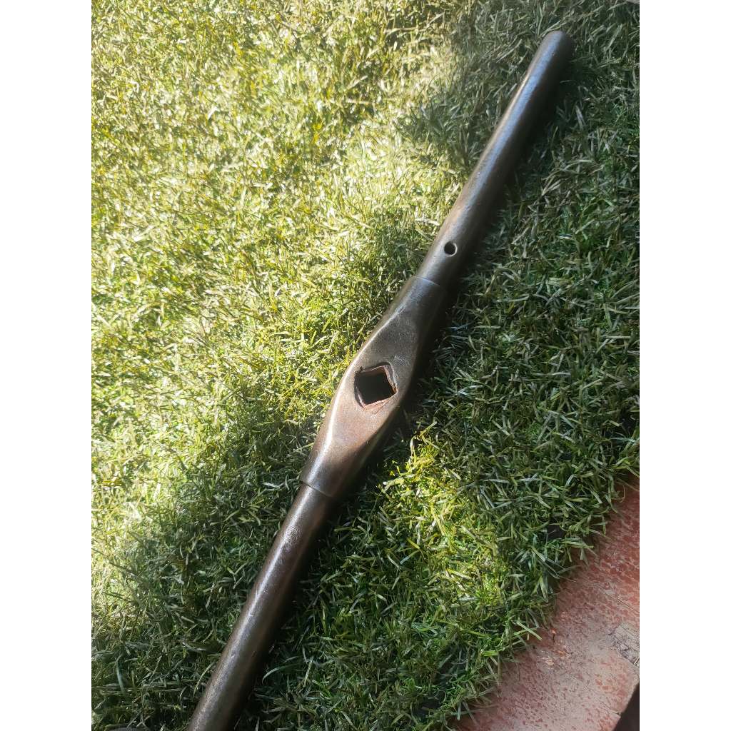 Tay quay taro ren trong hàng Nhật bãi