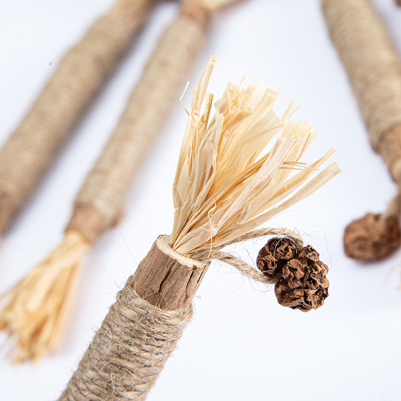 QUE GỖ CATNIP LÔNG GÀ CHO MÈO, CÓ CHUÔNG GIÚP MÈO MÀI RĂNG, SNACK MÈO