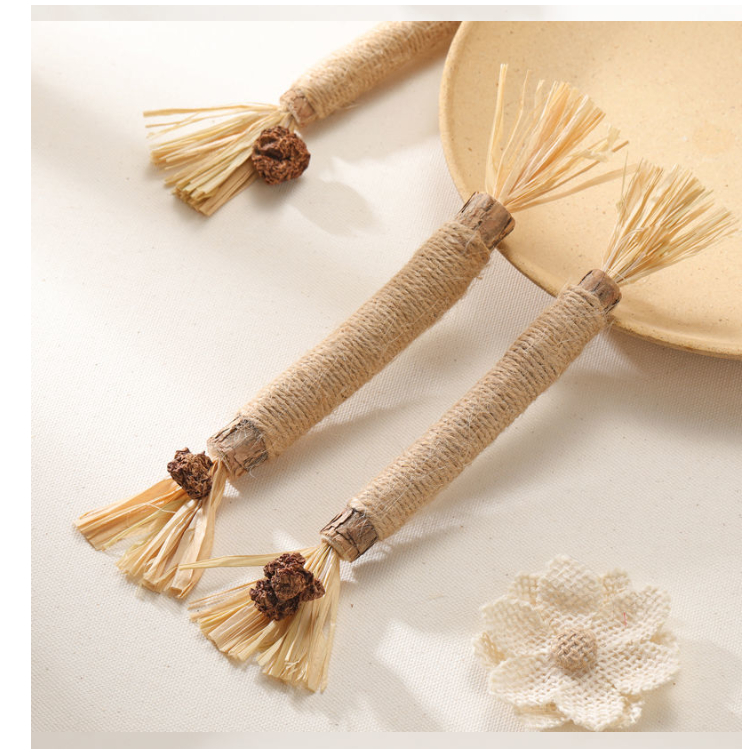 QUE GỖ CATNIP LÔNG GÀ CHO MÈO, CÓ CHUÔNG GIÚP MÈO MÀI RĂNG, SNACK MÈO