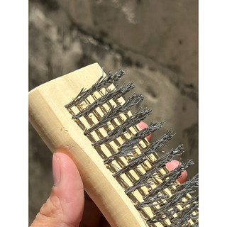 Bàn chải sắt cán gỗ