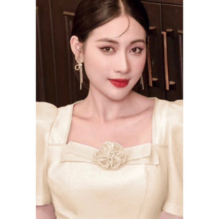 Váy tơ cổ vuông đính hoa