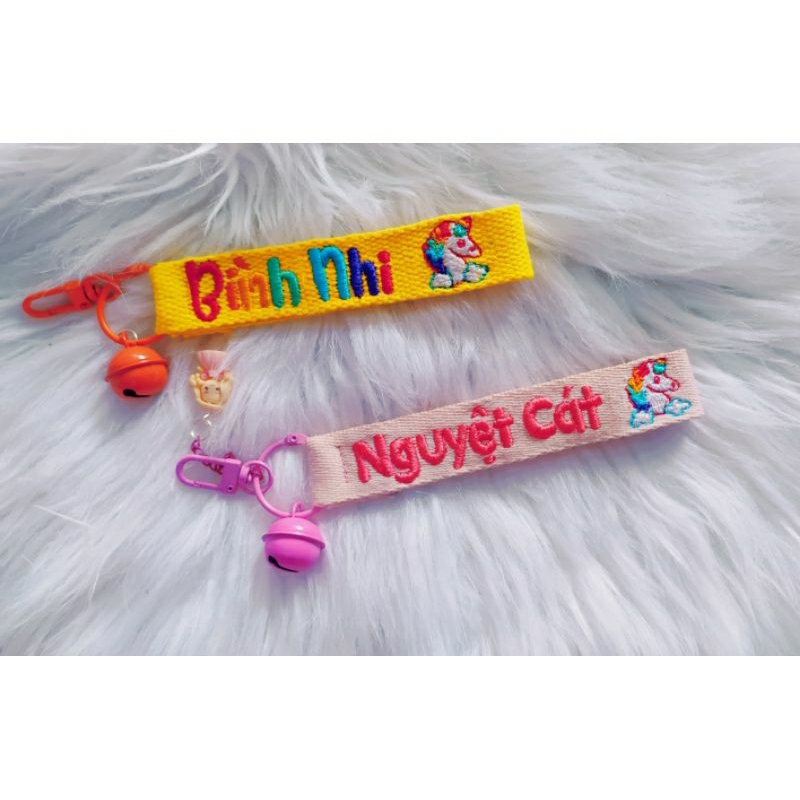 Nametag style hàn quốc thêu tên + hình theo yêu cầu, k tính phí đổi hình. Chất liệu dây như hình.
