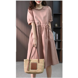Đầm suông thiết kế được thắt eo from rộng thoải mái mang lại sự trang trọng, lịch sự
