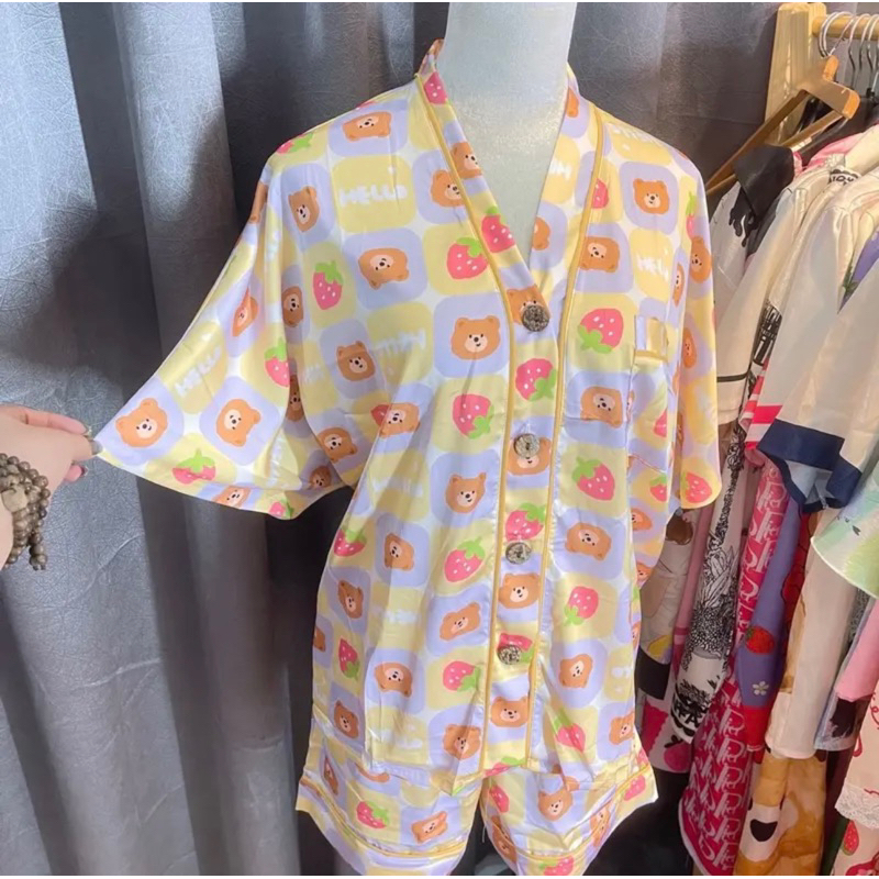 Bộ đùi Gấu caro dâu vàng cổ V ,TK tay cánh dơi lụa tơ.tằm cao cap của 2CE