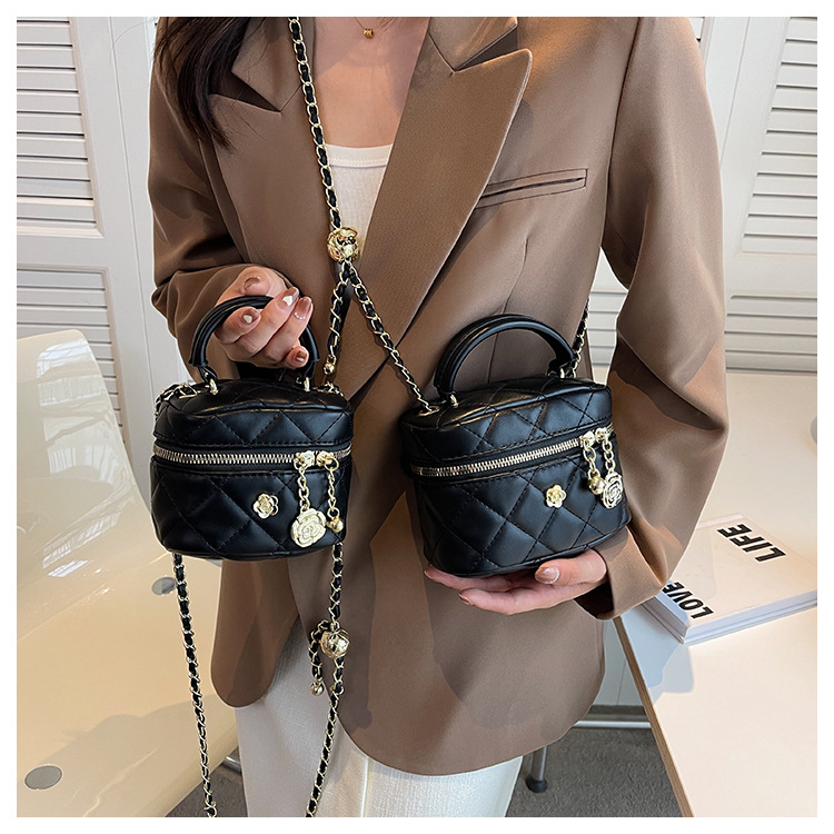 Túi quai xách nữ túi cầm tay dáng cốp da thêu phối bông hoa xinh xắn kèm dây da phối xích đeo chéo LK346