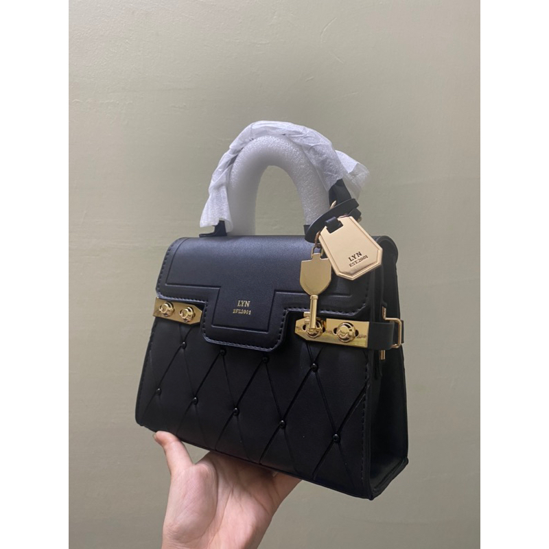- Túi LYN dư xịn kiểu dáng Kelly quai xách kèm dâu đeo chéo