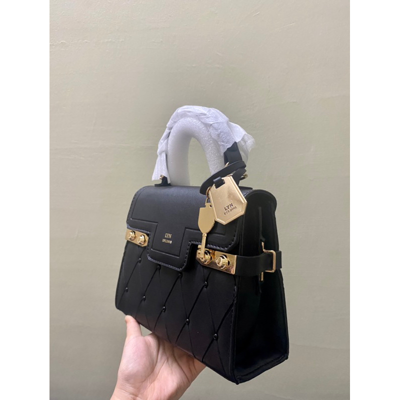 - Túi LYN dư xịn kiểu dáng Kelly quai xách kèm dâu đeo chéo