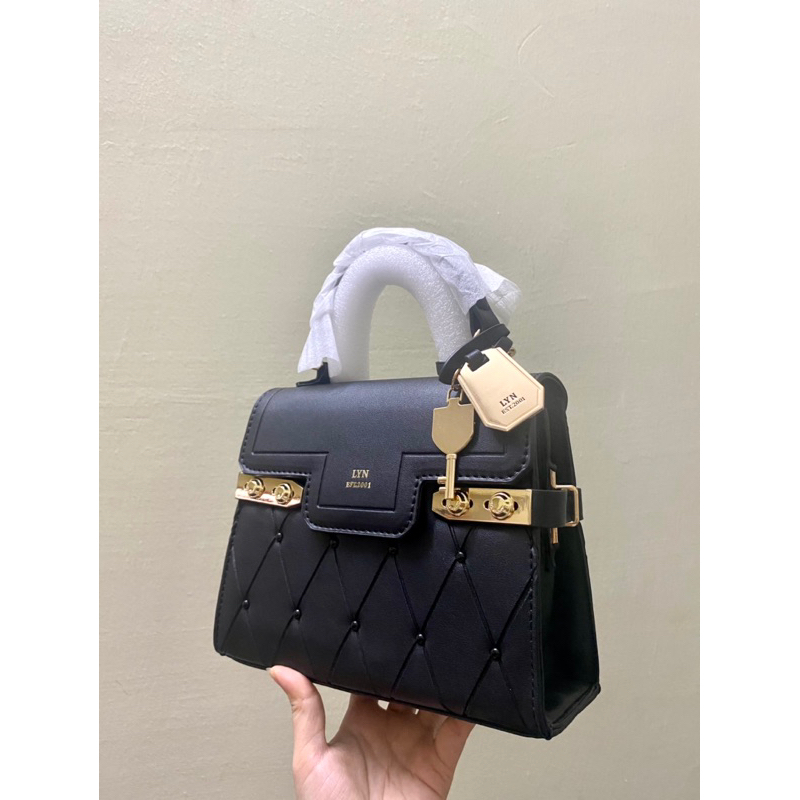 - Túi LYN dư xịn kiểu dáng Kelly quai xách kèm dâu đeo chéo