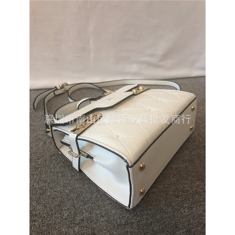 - Túi LYN dư xịn kiểu dáng Kelly quai xách kèm dâu đeo chéo