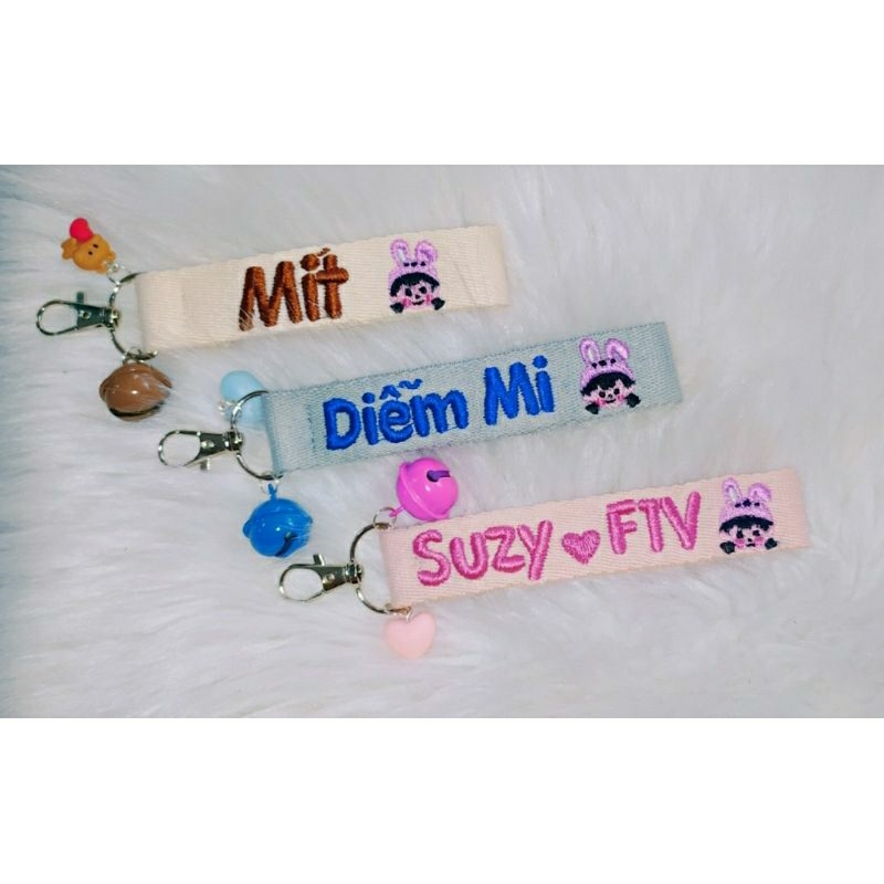 Nametag style hàn quốc thêu tên + hình theo yêu cầu, k tính phí đổi hình. Chất liệu dây như hình.