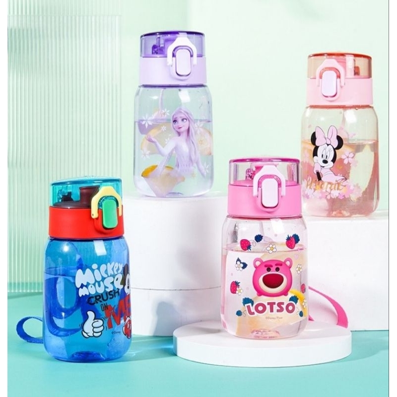 Bình nước hãng DISNEY nhỏ xinh cho bé . Đầu uống trực tiếp , hình hoạt hình nét đẹp .