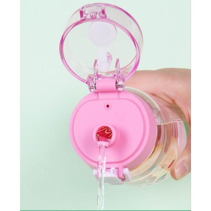 Bình nước hãng DISNEY nhỏ xinh cho bé . Đầu uống trực tiếp , hình hoạt hình nét đẹp .