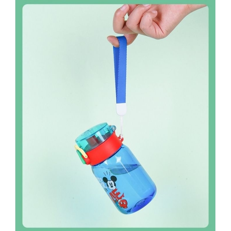 Bình nước hãng DISNEY nhỏ xinh cho bé . Đầu uống trực tiếp , hình hoạt hình nét đẹp .