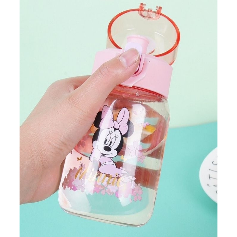 Bình nước hãng DISNEY nhỏ xinh cho bé . Đầu uống trực tiếp , hình hoạt hình nét đẹp .