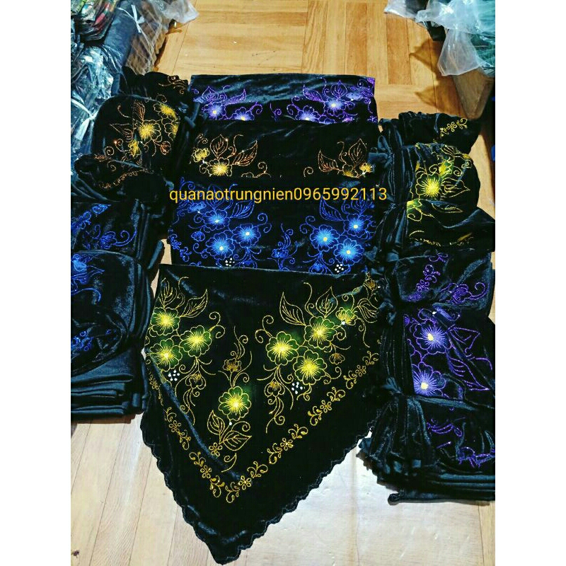 Khăn nhung hoa cho bà già