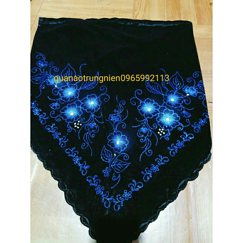 Khăn nhung hoa cho bà già