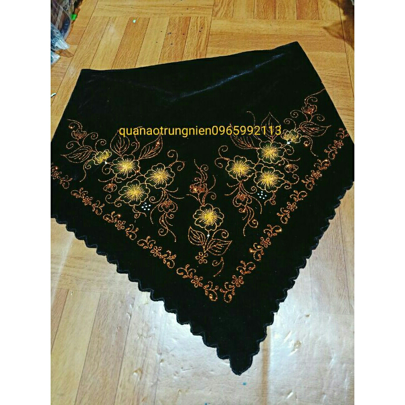 Khăn nhung hoa cho bà già