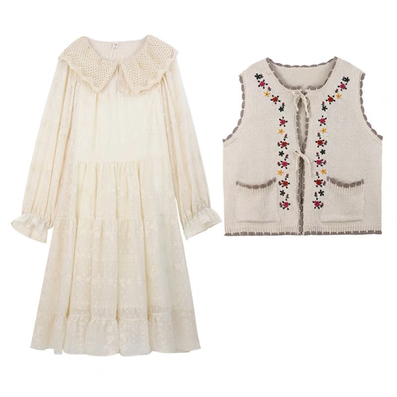 Áo gile len và váy màu be dáng suông nhẹ nhàng