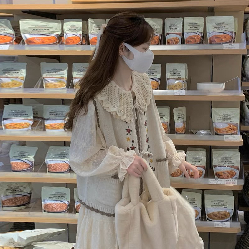 Áo gile len và váy màu be dáng suông nhẹ nhàng