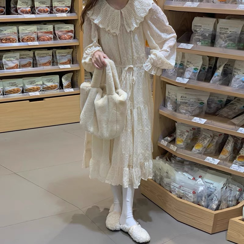 Áo gile len và váy màu be dáng suông nhẹ nhàng