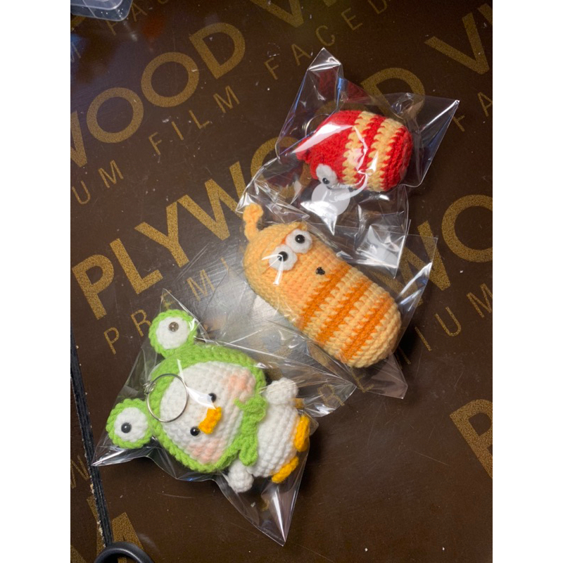 📌 Đôi Móc khoá Lavar đỏ/ vàng bằng len handmade