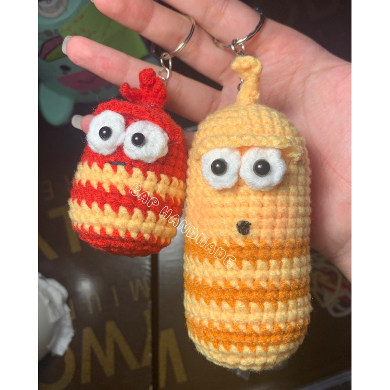 📌 Đôi Móc khoá Lavar đỏ/ vàng bằng len handmade